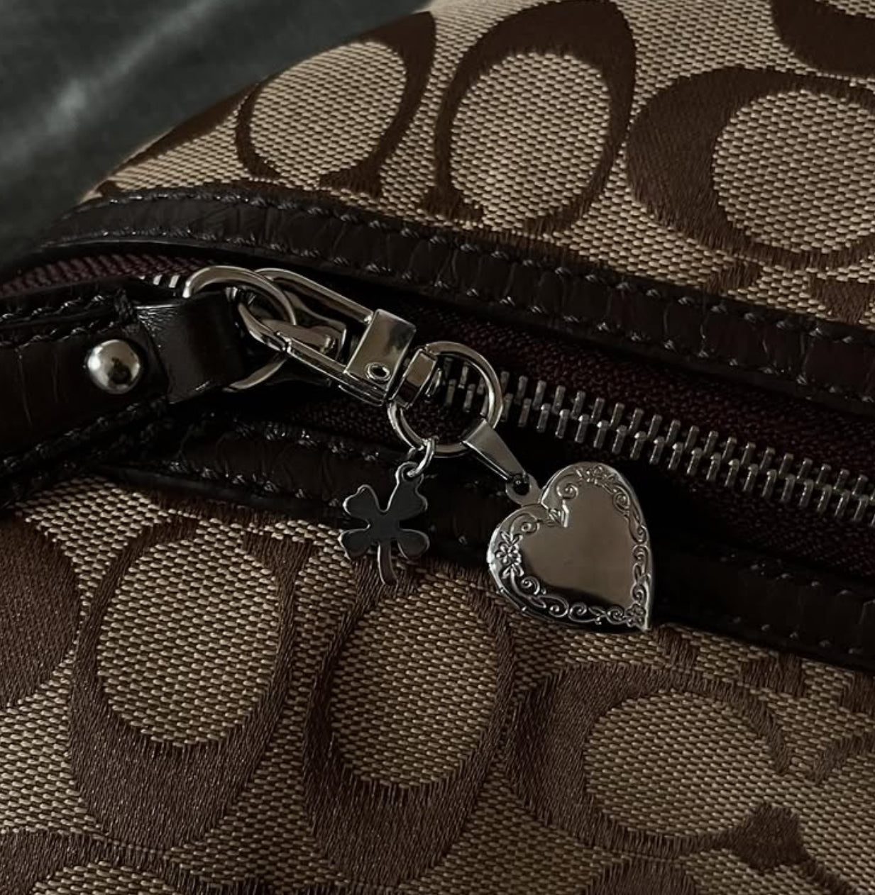 Locket keychain - Phone strap by Minise